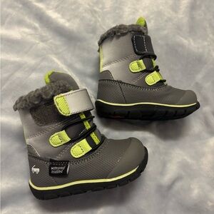Snow boots